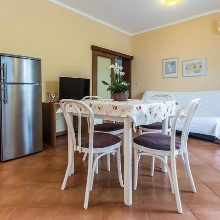 Gorgeous Apartment In Porec With Kitchen Extérieur photo