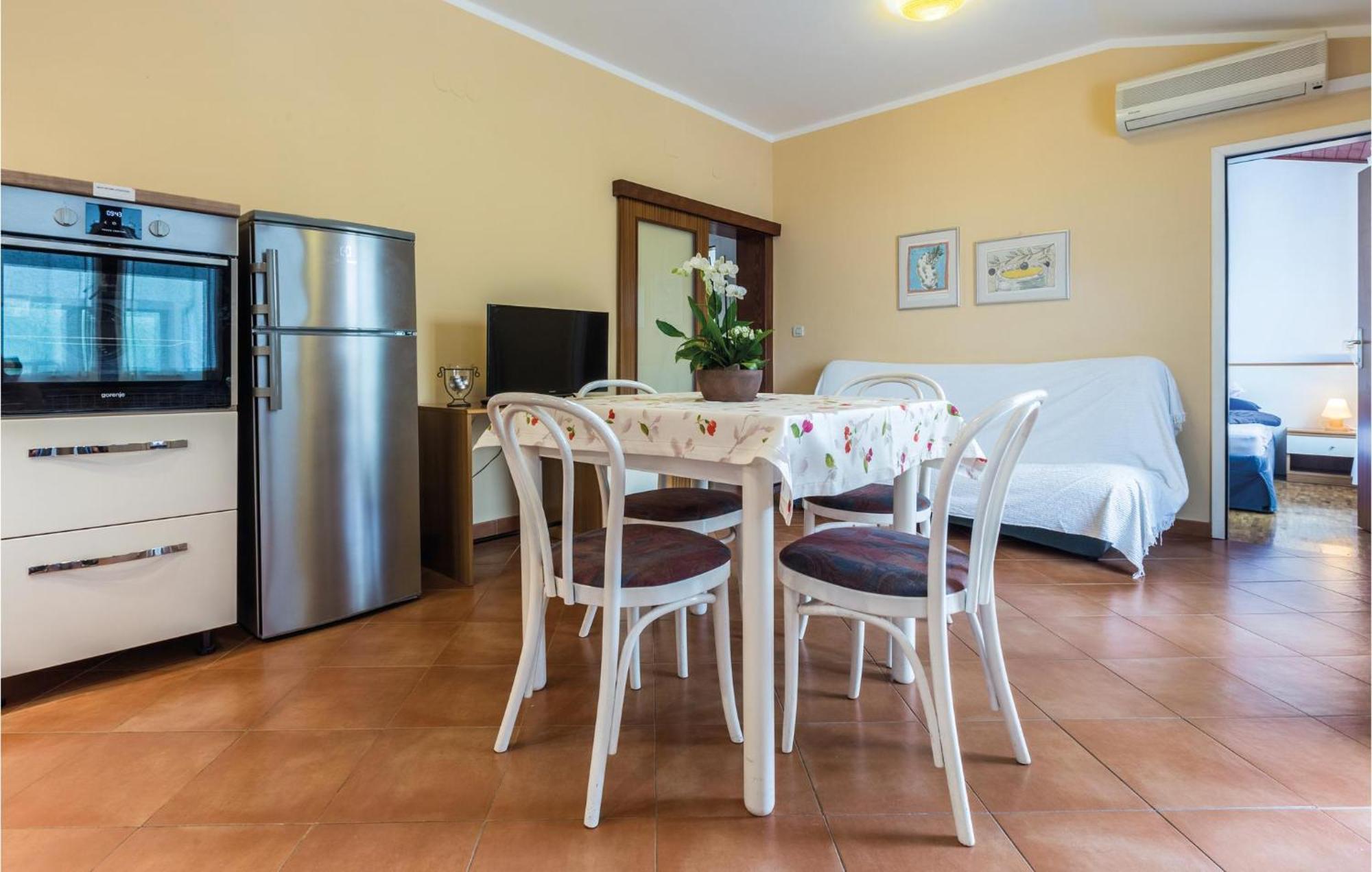 Gorgeous Apartment In Porec With Kitchen Extérieur photo