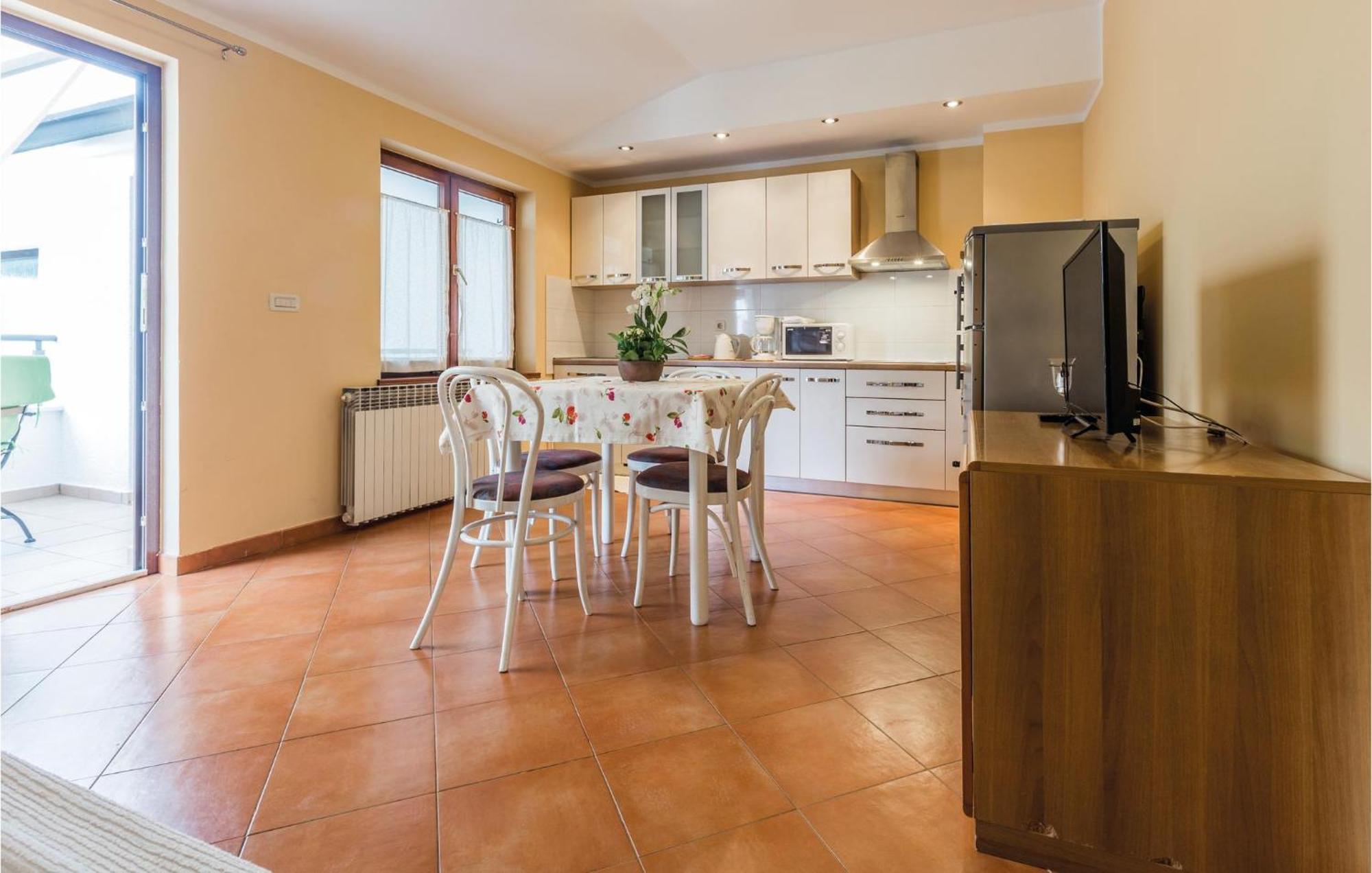 Gorgeous Apartment In Porec With Kitchen Extérieur photo