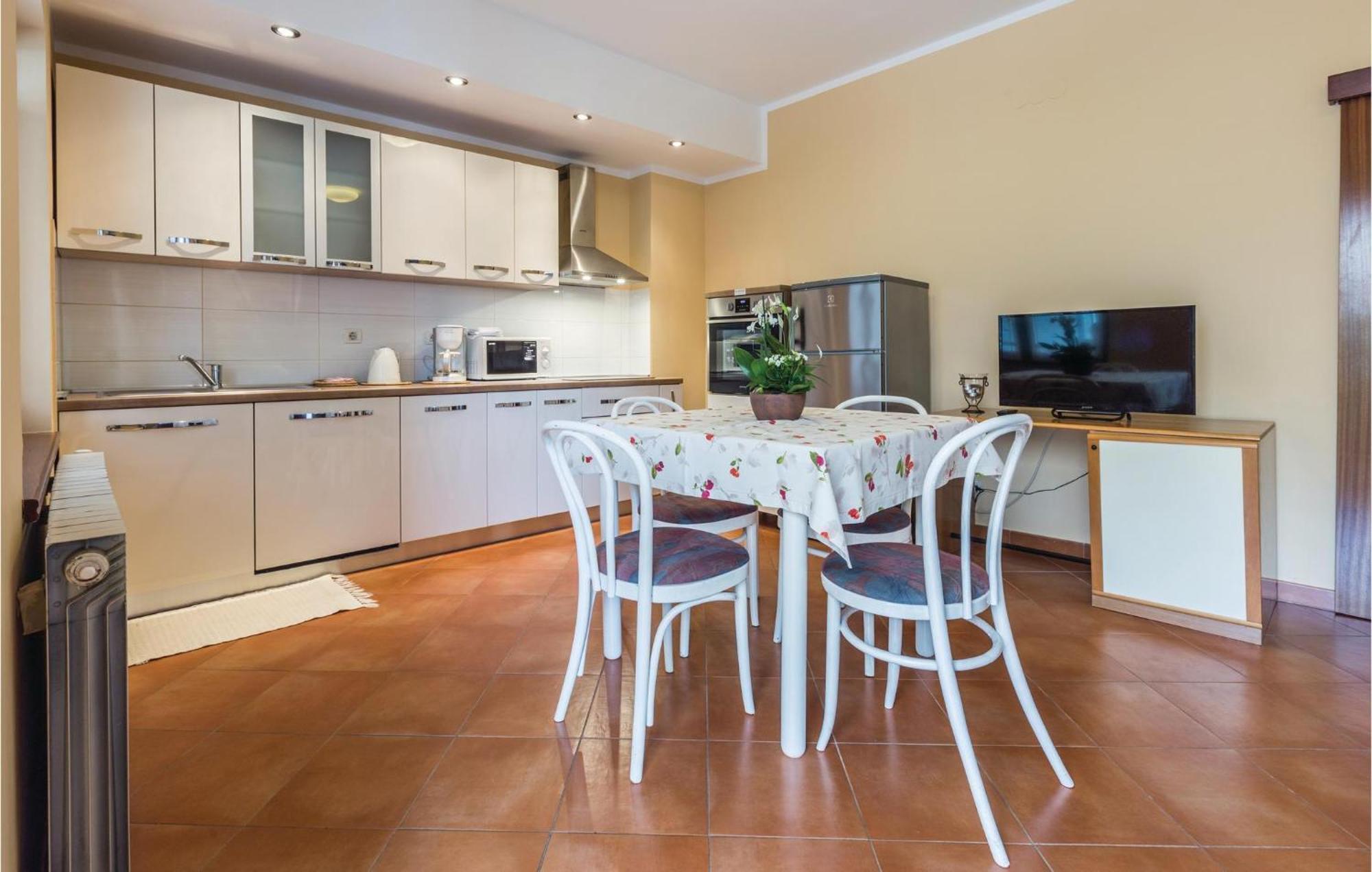 Gorgeous Apartment In Porec With Kitchen Extérieur photo